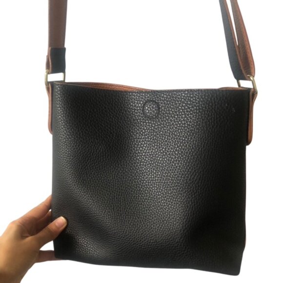 Vantige Black Leather Crossbody Bag with Magnetic Closure & Adjustable S… - Picture 3 of 5